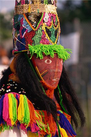 Head and shoulders portrait of a person wearing mask headdress and brightly coloured costume, Gombey, island of Bermuda, Atlantic, Central America Foto de stock - Con derechos protegidos, Código: 841-03028849