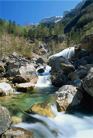 simsearch:841-02946162,k - Stream flowing over rocks, with trees and mountains in the background in the Parque Nacional de Ordesa, Pyrenees, Aragon, Spain, Europe Foto de stock - Con derechos protegidos, Código: 841-03029117