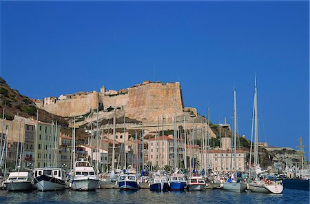 Yachts moored in the harbour, with waterfront and the citadel behind, Bonifacio, island of Corsica, France, Mediterranean, Europe Fotografie stock - Rights-Managed, Codice: 841-03029127