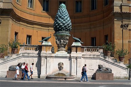 simsearch:841-03063514,k - The Pigna statue and fountain in the Vatican Museum in the Vatican, Rome, Lazio, Italy, Europe Foto de stock - Con derechos protegidos, Código: 841-03029221