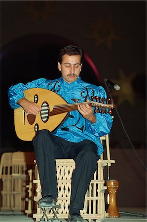 simsearch:841-03055583,k - Portrait d'un joueur de houd, homme jouant instrument de musique, à Babylone Festival, Irak, Moyen-Orient Photographie de stock - Rights-Managed, Code: 841-03029236
