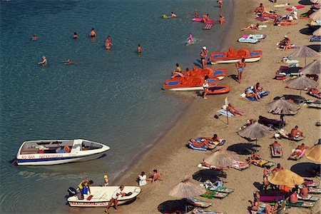 Aerial view over boats and people on a crowded beach on the main beach at Lindos Town, Rhodes, Dodecanese Islands, Greek Islands, Greece, Europe Foto de stock - Con derechos protegidos, Código: 841-03029254