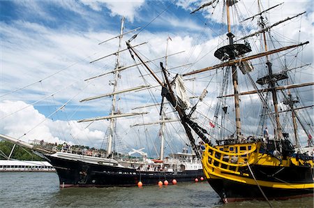 rouen - The frigate Grand Turk and three masted boat the Tenacious from Britain, the largest wooden tall ship in the world, on the River Seine during Armada 2008, Rouen, Normandy, France, Europe Foto de stock - Con derechos protegidos, Código: 841-03029529