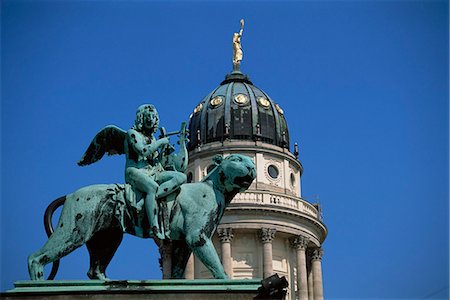 Statue et le dôme de la cathédrale française, Gendarmenmarkt, Berlin, Allemagne, Europe Photographie de stock - Rights-Managed, Code: 841-03029747