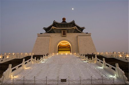 simsearch:841-03035819,k - Moon,Chiang Kaishek Memorial Hall Park in evening,Taipei city,Taiwan,Asia Stock Photo - Rights-Managed, Code: 841-03035820