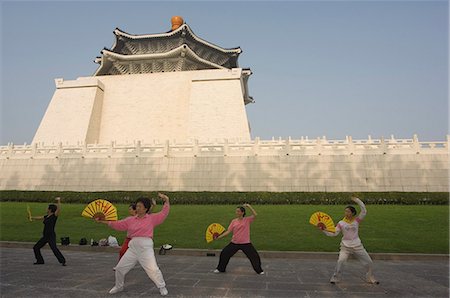 simsearch:841-03035805,k - Exercices de tai chi tôt le matin, Chiang Kai-shek Memorial Park, ville de Taipei, Taiwan, Asie Photographie de stock - Rights-Managed, Code: 841-03035822