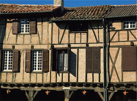 Extérieur de charpente en bois des maisons avec volets à Lautrec dans le Tarn, Midi-Pyrenees, France, Europe Photographie de stock - Rights-Managed, Code: 841-03030133