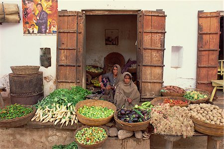 simsearch:841-02900445,k - Fournisseurs de deux femmes assis derrière leur étal de légume dans un marché de rue, Jaipur, Rajasthan, Inde, Asie Photographie de stock - Rights-Managed, Code: 841-03030222