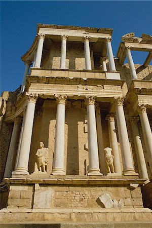 Vue angle faible des statues et des colonnes sur un bâtiment dans l'arène romaine sur le site archéologique romain, Merida, patrimoine mondial de l'UNESCO, Estrémadure, Espagne, Europe Photographie de stock - Rights-Managed, Code: 841-03030246