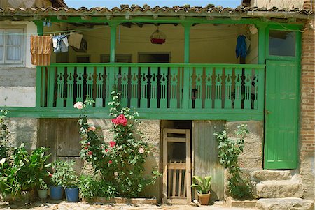 Detail of the exterior of a house with a green door and woodwork, Arenas de San Pedro, Spain, Europe Foto de stock - Con derechos protegidos, Código: 841-03030398