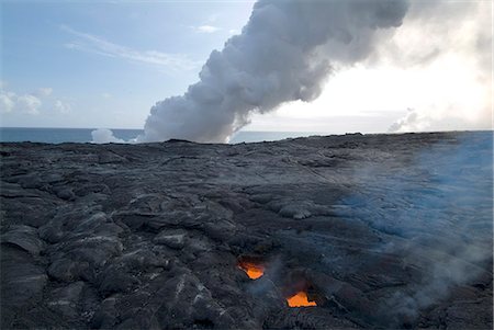 parc national des volcans d'hawaï - Puits de lumière, par l'intermédiaire de lave refroidie à la lave en fusion ci-dessous, avec des panaches de vapeur comme la lave atteint la mer au-delà du volcan Kilauea, Hawaii Volcanoes National Park, patrimoine mondial de l'UNESCO, l'île d'Hawaii (Big Island "", Hawaii, États-Unis d'Amérique, l'Amérique du Nord Photographie de stock - Rights-Managed, Code: 841-03030695