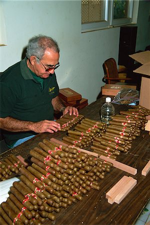 rolling tobacco - Rolling cigars, Nassau, Bahamas, West Indies, Central America Stock Photo - Rights-Managed, Code: 841-03030764