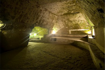 simsearch:841-03677502,k - Subterranean Naples, part of an ancient Greek underground water cistern system, now open to tourists, Campania, Italy, Europe Stock Photo - Rights-Managed, Code: 841-03030790