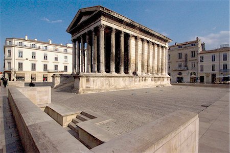 simsearch:841-02923807,k - Maison Carree, Temple romain de 19 av. J.-C., Nîmes, Languedoc, France, Europe Photographie de stock - Rights-Managed, Code: 841-03030873