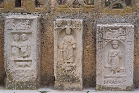 Gravestones currently at the museum taken from the Roman site of Timgad, Algeria, North Africa, Africa Foto de stock - Con derechos protegidos, Código: 841-03031004