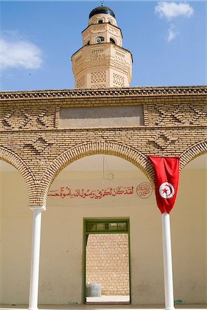 Mosque and flag, Tozeur, Tunisia, North Africa, Africa Foto de stock - Con derechos protegidos, Código: 841-03031678