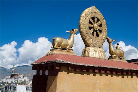 simsearch:841-02903154,k - Temple de Jokhang, la plus vénérée structure religieuse au Tibet, avec le palais du Potala dans la distance, Lhassa, Tibet, Chine, Asie Photographie de stock - Rights-Managed, Code: 841-03031769