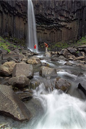 svartifoss waterfall - Touristes à la cascade de Svartifoss, aux régions polaires de basalte colonnes, Parc National de Skaftafell, Sud zone, Islande, Photographie de stock - Rights-Managed, Code: 841-03032195