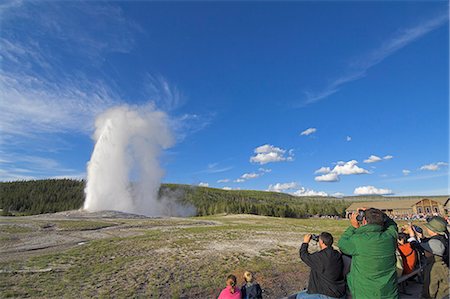Crowds of spectators watching Old Faithful geyser erupting, Upper Geyser Basin, Yellowstone National Park, UNESCO World Heritage Site, Wyoming, United States of America, North America Foto de stock - Con derechos protegidos, Código: 841-03032346