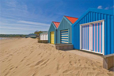 Multicoloured beach huts in the dunes on the long sweeping Morfa Gors beach, Borth fawr, St Tudwal's road at Abersoch, Llyn Peninsula, Gwynedd, North Wales,Wales, United Kingdom, Europe Foto de stock - Con derechos protegidos, Código: 841-03032409