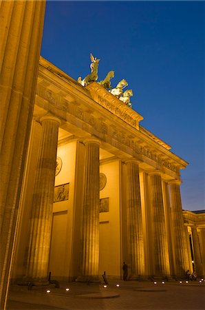 puerta de brandemburgo - The Brandenburg Gate with the Quadriga winged victory statue on top illuminated at night, Pariser Platz, Berlin, Germany, Europe Foto de stock - Con derechos protegidos, Código: 841-03032419