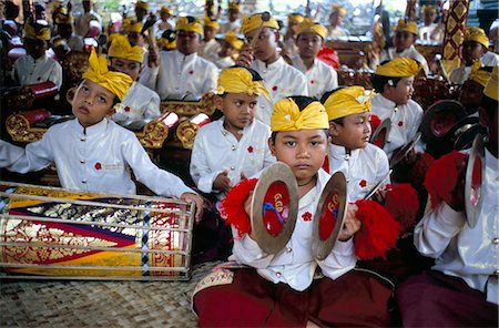 Child musicians at Odalan ceremony, temple of Bataun, island of Bali, Indonesia, Southeast Asia, Asia Foto de stock - Con derechos protegidos, Código: 841-03032986