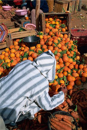 simsearch:841-07083349,k - Man in traditional clothing sorting oranges and carrots at a stall in the market, Souk de Tinerhir, Ouarzazate Region, Morocco, North Africa, Africa Foto de stock - Con derechos protegidos, Código: 841-03033274
