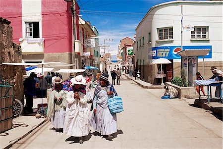 Women walking down street, Copacabana, LakeTiticaca, Bolivia, South America Fotografie stock - Rights-Managed, Codice: 841-03033344