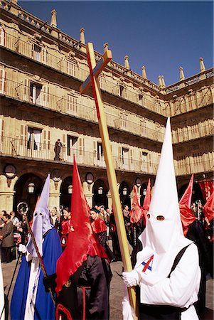 salamanca - Pénitents portant traverse en procession sur la Plaza Mayor, au cours de la semaine sainte, Salamanque, Castille León, Espagne, Europe Photographie de stock - Rights-Managed, Code: 841-03033341