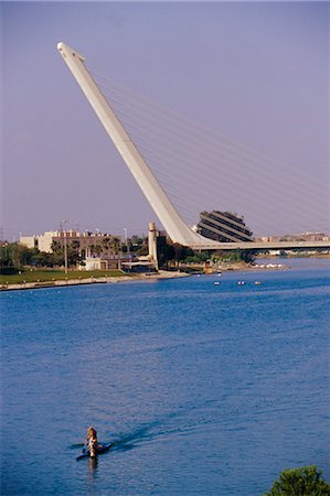 simsearch:841-02994171,k - Homme aviron avec pont de Barquetta dans le fond, Séville, Andalousie, Espagne Photographie de stock - Rights-Managed, Code: 841-03033475