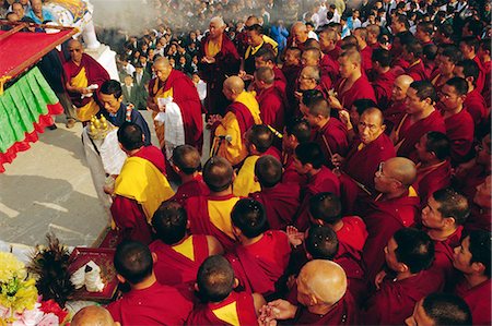 simsearch:841-02917368,k - Moines bouddhistes donnant des offrandes à l'image du Dalaï-Lama durant le Losar (nouvel an tibétain), Bodnath, Katmandou, Népal Photographie de stock - Rights-Managed, Code: 841-03033491