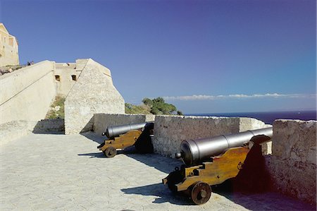 Canons sur le vieux centre de Ibiza (Alta Vila) (Dalt Vila) (ville haute), la ville d'Ibiza, Ibiza, îles Baléares, Espagne, Méditerranée, Europe Photographie de stock - Rights-Managed, Code: 841-03033652