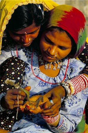 pushkar - Deux jeunes femmes, application de henné à la main, Pushkar, Rajasthan État, Inde, Asie Photographie de stock - Rights-Managed, Code: 841-03033691