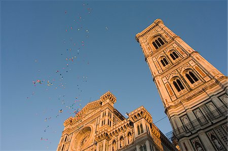 simsearch:841-03067551,k - Festivals ballons survolant le Duomo (cathédrale), Florence, UNESCO World Heritage Site, Toscane, Italie, Europe Photographie de stock - Rights-Managed, Code: 841-03054755