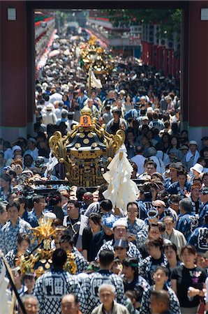 Mikoshi portable shrine of the gods parade and crowds of people, Sanja Matsuri Festival, Sensoji Temple, Asakusa Jinja, Asakusa, Tokyo, Japan, Asia Foto de stock - Direito Controlado, Número: 841-03054785