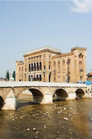 Miljacka River, Old Town Hall, The National and University Library Austro Hungarian Building, Sarajevo, Bosnia, Europe Foto de stock - Con derechos protegidos, Código: 841-03054845