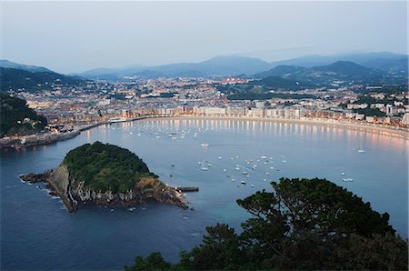 spain san sebastian - San Sebastian Bay at night, Basque Country, Euskadi, Spain, Europe Foto de stock - Con derechos protegidos, Código: 841-03054929