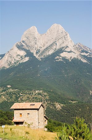 simsearch:841-03031221,k - Maison en pierre sous la montagne de Pedraforca (Stone Fork), 2497m, chaîne de montagnes Serra del Cadi, Catalogne, Espagne, Europe Photographie de stock - Rights-Managed, Code: 841-03054937