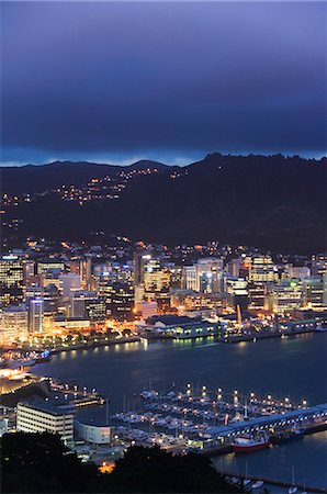 Panoramic view of city centre at night, overlooking Oriental Bay and Wellington Harbour, Wellington, North Island, New Zealand, Pacific Foto de stock - Con derechos protegidos, Código: 841-03055090