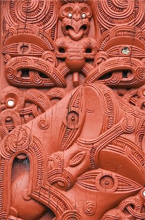 Sculptures sur un Whare Whakairo Meeting House, sculptures représentant les morts et les manifestations des ancêtres conservés histoire tribale dans une société orale, du Village Maori Te Puia, Rotorua, Zone volcanique de Taupo, North Island, Nouvelle-Zélande, Pacifique Photographie de stock - Rights-Managed, Code: 841-03055105