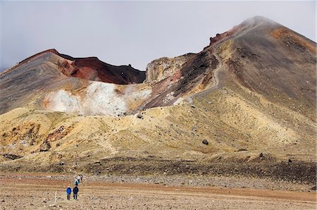 Randonneurs dans le cratère de rouge sur le Tongariro Crossing, Tongariro National Park, le plus ancien parc national dans la Zone volcanique Taupo de pays, patrimoine mondial UNESCO, North Island, Nouvelle-Zélande, Pacific Photographie de stock - Rights-Managed, Code: 841-03055112