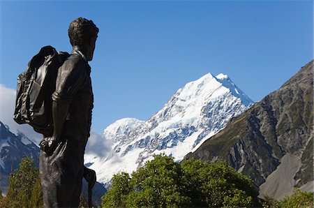 A statue of Sir Edmund Hillary, the first man to climb Mount Everest, in front of the Hermitage Hotel and Aoraki (Mount Cook), 3755m, the highest peak in New Zealand, Te Wahipounamu UNESCO World Heritage Site, Aoraki (Mount Cook) National Park, Southern Alps, Mackenzie Country, South Island, New Zealand, Pacific Foto de stock - Con derechos protegidos, Código: 841-03055152