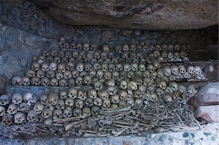 Cave of skulls and bones, Opdas Cave Mass Burial, 500-1000 years old, Kabayan Town, The Cordillera Mountains, Benguet Province, Luzon, Philippines, Southeast Asia, Asia Foto de stock - Con derechos protegidos, Código: 841-03055214