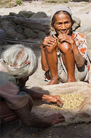 Local elderly Igorot woman sorting coffee beans, Tulgao Village, near Tinglayan Town, The Cordillera Mountains, Kalinga Province, Luzon, Philippines, Southeast Asia, Asia Foto de stock - Con derechos protegidos, Código: 841-03055234