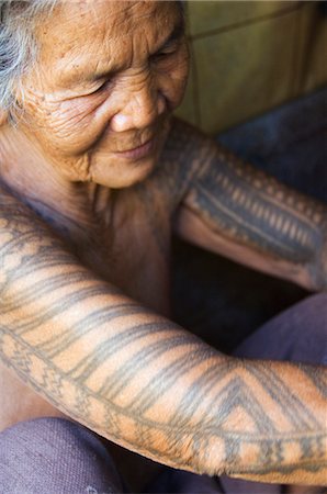 simsearch:841-02944908,k - Vieille femme avec un tatouage traditionnel des armes dans la maison locale, Maliglig Headhunters Village, Tinglayan Town, les montagnes de la Cordillère, Province de Kalinga, Luzon, Philippines, Asie du sud-est, Asie Photographie de stock - Rights-Managed, Code: 841-03055231