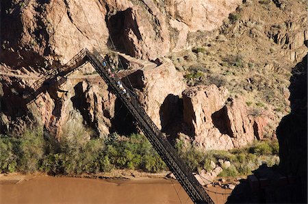 simsearch:841-07082586,k - Chevaux et touristes traversant un pont suspendu qui enjambe la rivière du Colorado dans le Grand Canyon National Park, patrimoine mondial de l'UNESCO, Arizona, États-Unis d'Amérique, Amérique du Nord Photographie de stock - Rights-Managed, Code: 841-03055299