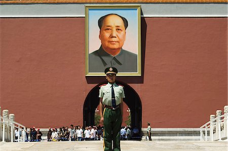 place tiananmen - Jeune garde devant un portrait de Mao Zhe Dong sur la porte de la paix céleste construit au XVe siècle sur le bord de la place Tien An Men, Beijing, Chine, Asie Photographie de stock - Rights-Managed, Code: 841-03055502