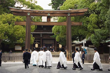 Procession des prêtres du temple sur la fête de la Culture au sanctuaire Meiji dédié à l'empereur Meiji en 1920, le quartier de Harajuku, Tokyo, l'île de Honshu, Japon, Asie Photographie de stock - Rights-Managed, Code: 841-03055612