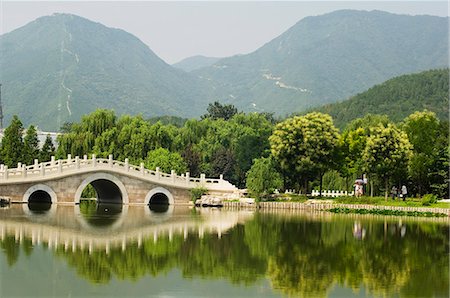 simsearch:841-03055529,k - Un pont voûté de Pierre reflétant dans un lac au jardin botanique de Beijing, Beijing, Chine, Asie Photographie de stock - Rights-Managed, Code: 841-03055648