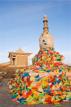 shanxi province - Lever du soleil sur un monastère stupa et prière drapeaux Yedou Peak, 3058m, à Wutaishan (cinq Terrace Mountain), une des chaînes de montagne sacrées bouddhiste de la Chine, Shanxi province, Chine, Asie Photographie de stock - Rights-Managed, Code: 841-03055677